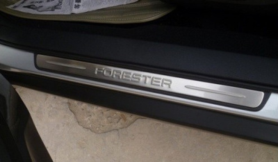 Subaru Forester (08–) Накладки на дверные пороги